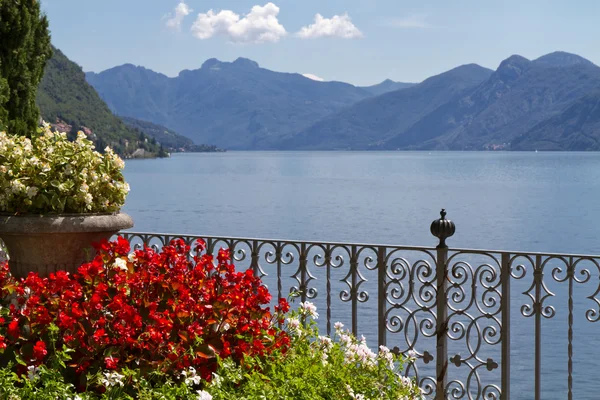 Affacciato sul lago di Como, Italia — Foto Stock