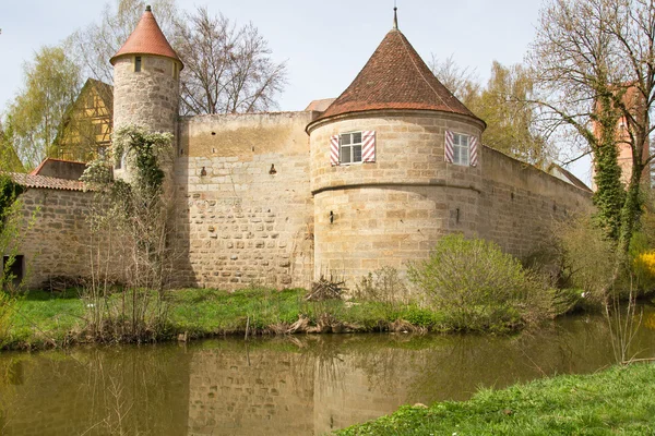 Dinkelsbuehl, muralha da cidade com torre de defesa — Fotografia de Stock