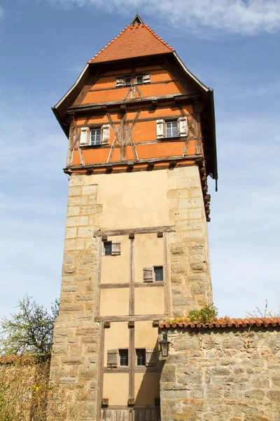 Cidade Medieval de Dinkelsbuehl, Alemanha, com uma das torres de defesa — Fotografia de Stock