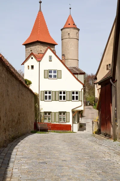 Dinkelsbuehl, Alemanha, Muralha da cidade com torre de defesa antiga — Fotografia de Stock