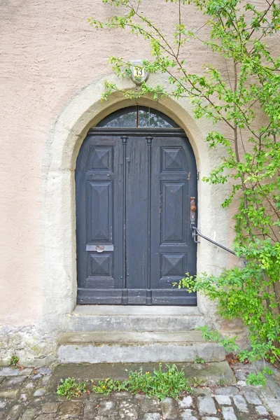 Alman bir köyde eski kapı — Stok fotoğraf