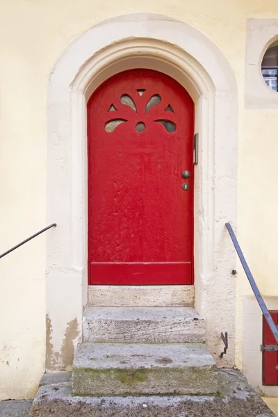 Старая дверь в немецкой деревне — стоковое фото