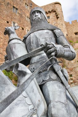 mont orgueil Kalesi önünde atı ile Knight içinde gorey, jersey, İngiltere