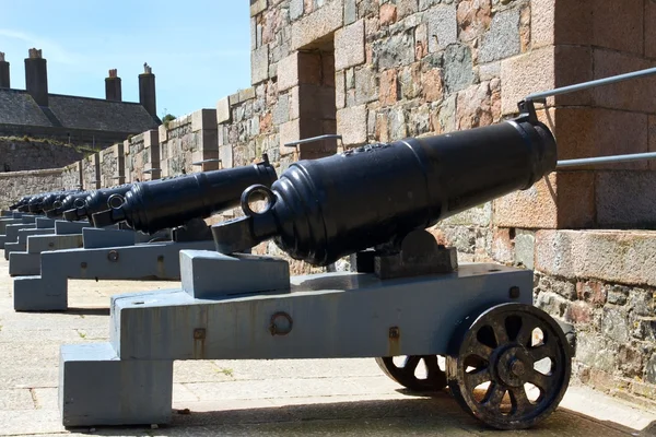 Cannoni all'interno di Elizabeth Castle sull'isola di Jersey (Regno Unito ) — Foto Stock