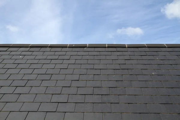 Slate roof against blue sky — Stock Photo, Image