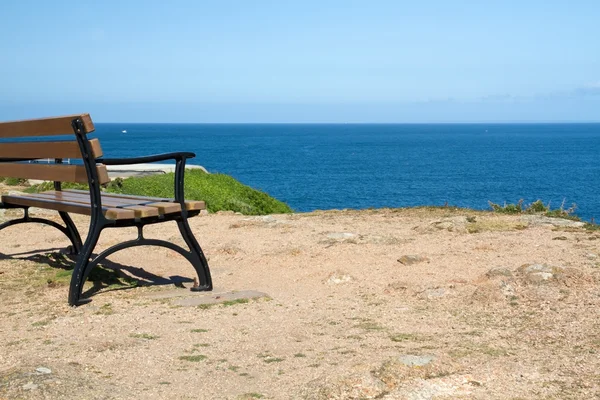 Panchina che guarda verso il mare sulla costa del Jersey, Regno Unito — Foto Stock