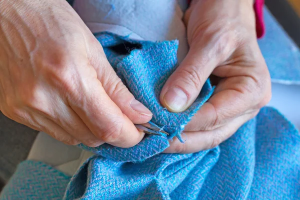 Mulher fazendo trabalho de costura — Fotografia de Stock