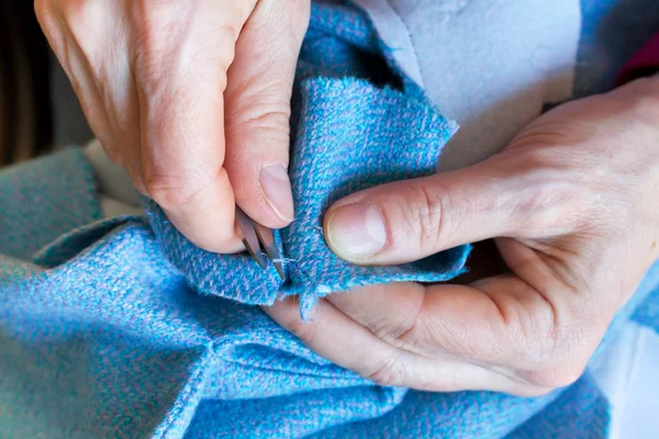 縫製作業をやっている女性 — ストック写真
