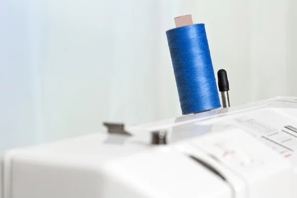 Hilados de coser en una máquina de coser, DOF poco profundo — Foto de Stock