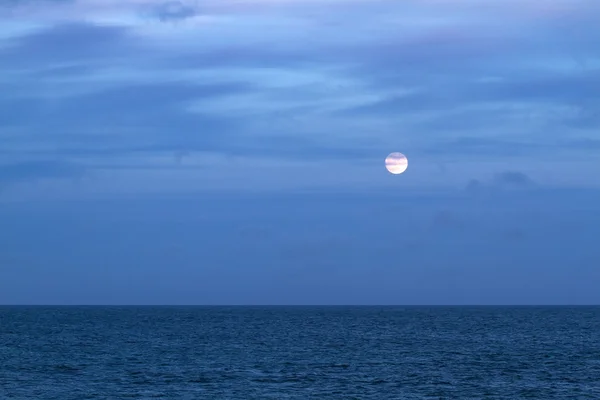 Pleine lune sur l'océan — Photo