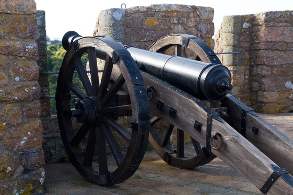 Пушка в замке Мон-Оргей в Гори, Джерси, Великобритания — стоковое фото