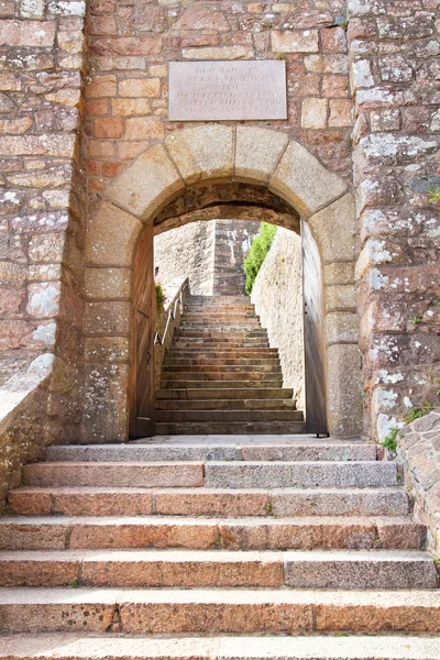 Arco histórico dentro del castillo de Mont Orgueil en Gorey, Jersey, Reino Unido — Foto de Stock