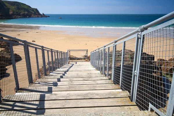 Dřevěné schodiště se pláže greve de lecq, jersey, Velká Británie — Stock fotografie