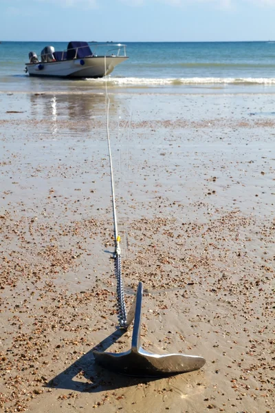 Motorlu çapa, kumlu bir plaj üzerinde — Stok fotoğraf