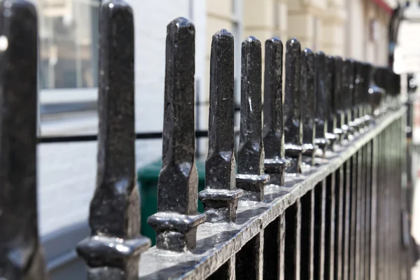 Кованый железный забор — стоковое фото