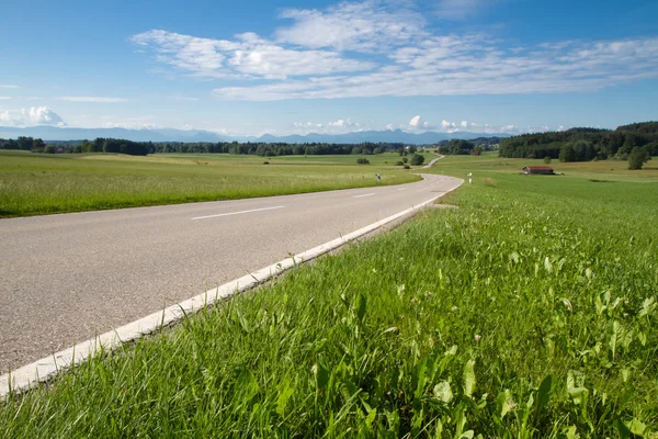Estrada de campo em Baviera, Alemania — Fotografia de Stock
