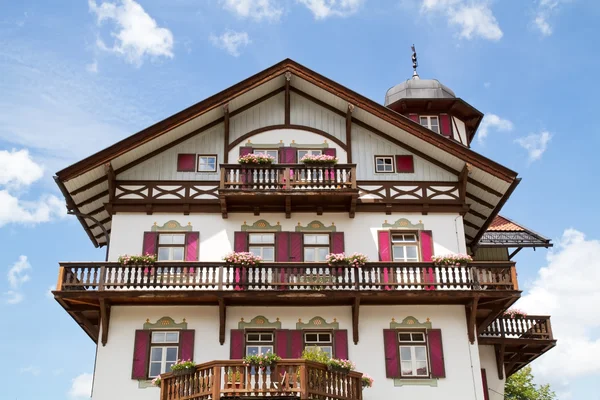 Типичный баварский загородный дом в Германии — стоковое фото