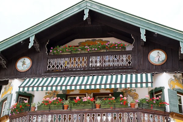 Типичный баварский загородный дом в Германии — стоковое фото
