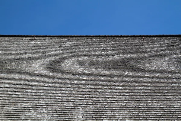 Telhado de telha desgastado — Fotografia de Stock