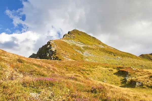 Gipfelkreuz auf einem Berg in Österreich — Stockfoto