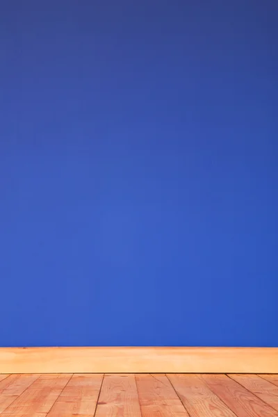 Piso de madeira com parede pintada de azul — Fotografia de Stock