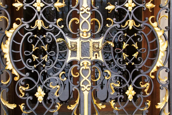 Кованая железная дверь — стоковое фото