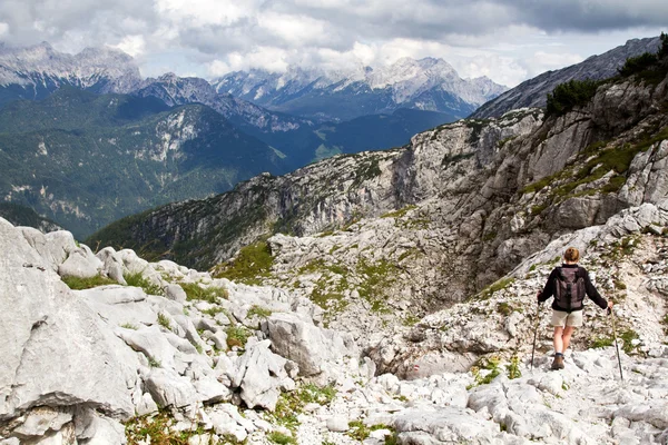 Escursionista in un paesaggio roccioso — Foto Stock