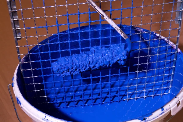 Pintura azul en un cubo — Foto de Stock
