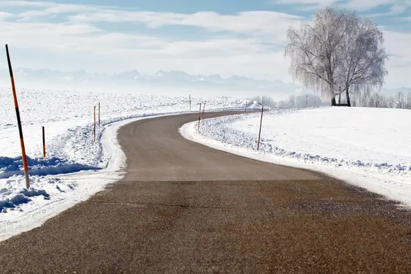 Venkovské silnici v zimě s výhledem na bavorské Alpy — Stock fotografie