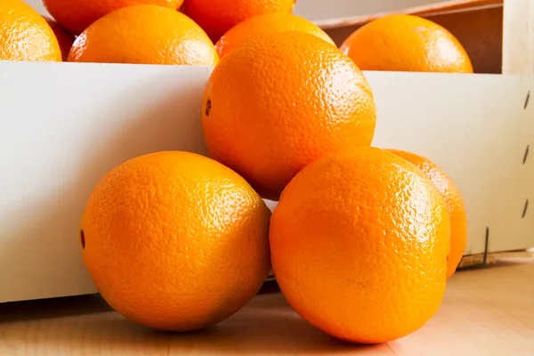 Свежие апельсины, крупный план — стоковое фото