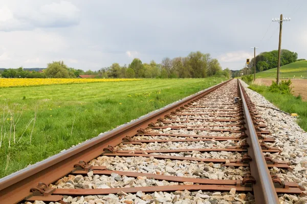 Järnvägen fodrar på våren — Stockfoto