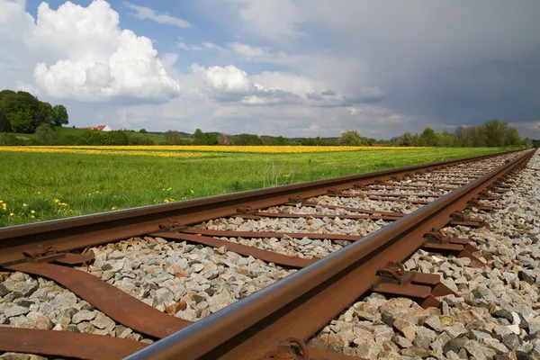 Linia kolejowa na wiosnę — Zdjęcie stockowe