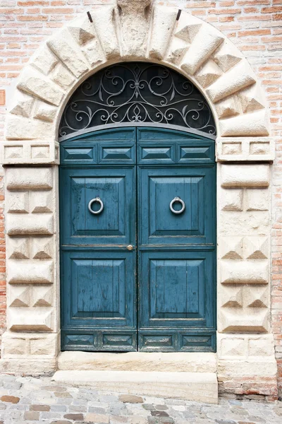 Puerta de madera en Italia — Foto de Stock