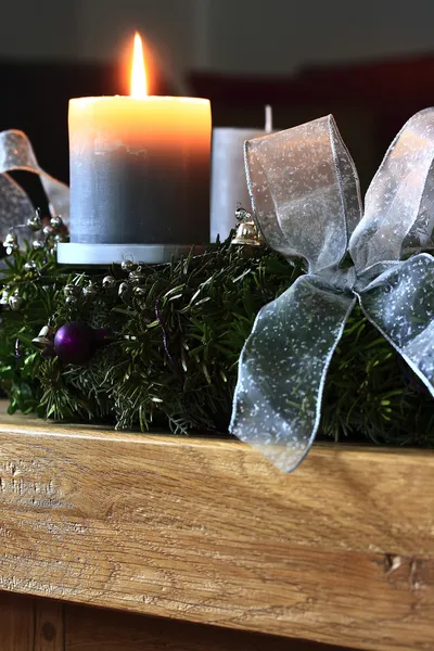 Рождественский венок с горящей свечой — стоковое фото
