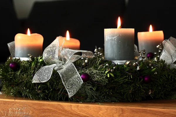 Рождественский венок с горящими свечами — стоковое фото