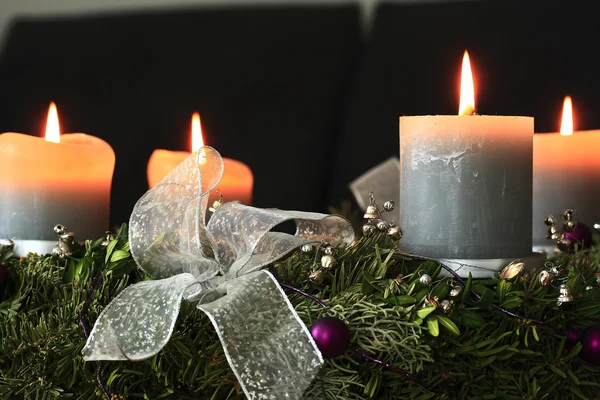 Ghirlanda d'Avvento con candele accese — Foto Stock