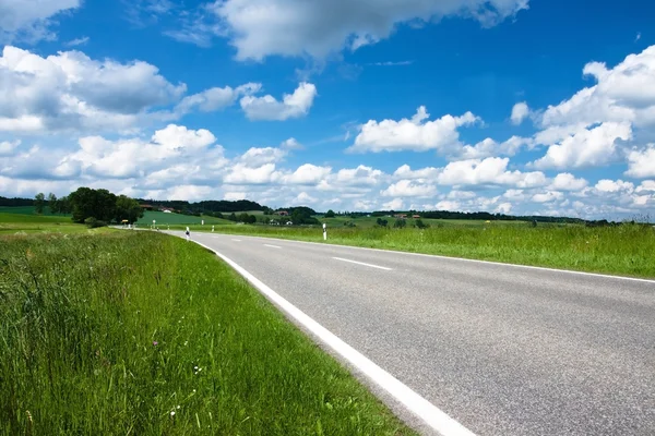 Spring scenery in Bavaria with country road — Stock Photo, Image