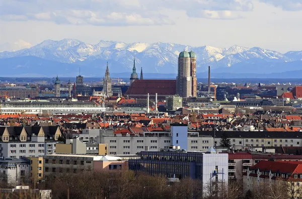 慕尼黑与阿尔卑斯山的视图 免版税图库照片