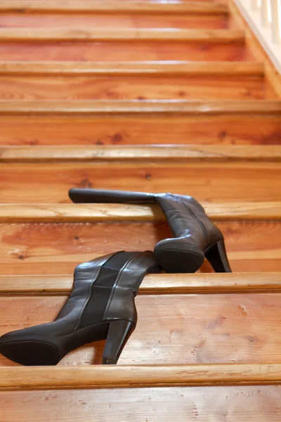 Дерев'яні сходи з жіночими черевиками — стокове фото
