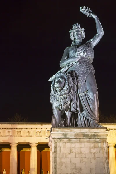 Статуя Баварии в Мюнхене ночью — стоковое фото
