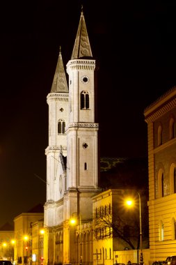 Münih'in ünlü ludwigskirche kilise gece