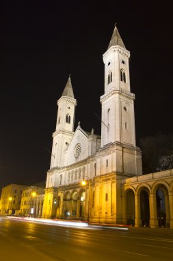 Münih'in ünlü ludwigskirche kilise gece