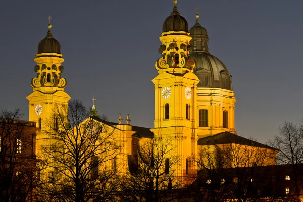 在慕尼黑，德国著名的 theatinerkirche 教堂 — 图库照片