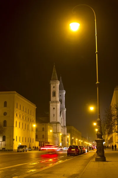 Знаменитая церковь в Мюнхене ночью — стоковое фото