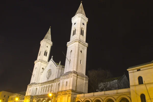 De beroemde ludwigskirche kerk in München nachts — Stockfoto