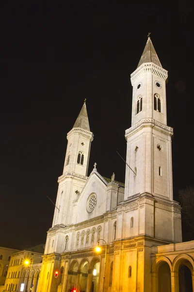 Знаменитая церковь в Мюнхене ночью — стоковое фото