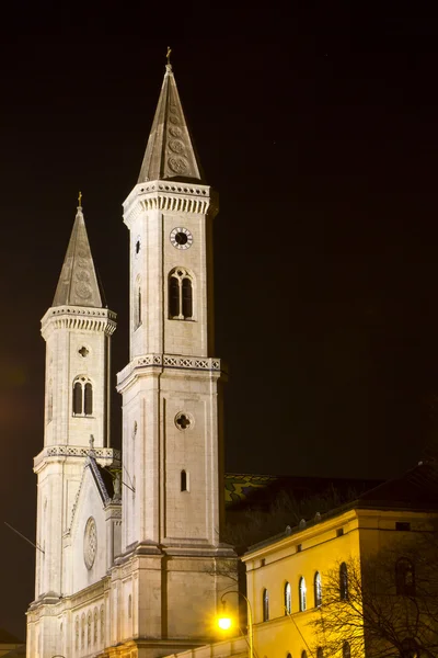 La célèbre église Ludwigskirche de Munich la nuit — Photo
