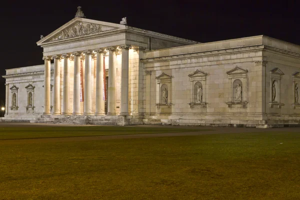 Het museum van de historische Viktualienmarkt in München, Duitsland, 's nachts — Stockfoto