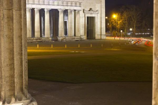 Dorische propylaen monument in München, Duitsland, 's nachts — Stockfoto