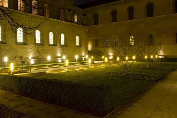 Jardín Kabinettsgarten en Munich, Alemania, por la noche — Foto de Stock